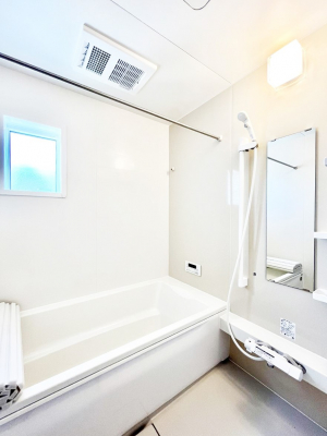 �����@�������X�������`Bath Room�`�@���t���̃o�X���[���́A�̌������薾�邭�C�����̗ǂ���Ԃł��B�������邱�ƂŁA���C�����ǍD�B������芰����o�X���[���ŁA�����̃o�X�^�C�����y���݂ɂȂ肻���ł��B