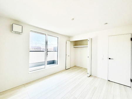 �Q���@�������X�������`Bed Room�`  �S�����ɂ͎��[�N���[�[�b�g�������I���i�g���̂��m���⏬���͂������A�G�ߕ��̂��m���Ȃǂ���������Ɛ������ڂ����܂������܂��B  ������Ԃ��L���g�p�ł��܂��ˁB