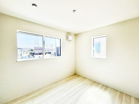 �q�������@�������X�������`Bed Room�`�@�q�������͂��q�l�ɂƂ��đ�Ϗd�Ȗ���������܂��B�q����l�ŉ߂�����Ԃ�^���邱�ƂŁA�h���׋����Ԃ����R�Ƒ����܂����畔���̕Еt����|���Ȃǂ��������ƂɌq����܂��B
