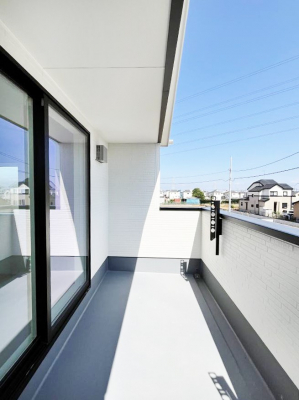 �o���R�j�[�@�������X�������`Balcony�`�@������̃o���R�j�[�̑O�ɂ͉_�ȊO�ɑ��z���Ղ���̂�����܂���B�����󕨂������₷���A����薾�邭�C�����̂������������Ă��܂��B�g���₷���J���I�ȃo���R�j�[�ł���