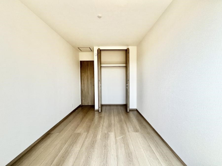 �q�������@�����`Bed Room�`�@�q�������͂��q�l�ɂƂ��đ�Ϗd�Ȗ���������܂��B�q����l�ŉ߂�����Ԃ�^���邱�ƂŁA�h���׋����Ԃ����R�Ƒ����܂����畔���̕Еt����|���Ȃǂ��������ƂɌq����܂��B