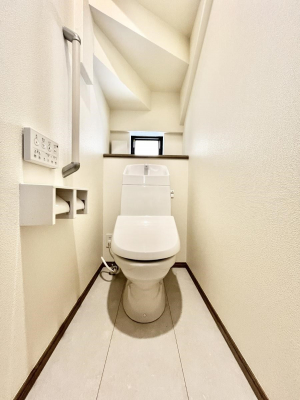 �g�C���@�����`Toilet�`�@�Y��E�X�b�L���E���K�ȃE�H�V�����b�g�t�g�C���ł��낰���Ԃł��B1�A2�K���Ƀg�C���X�y�[�X�I�̌������薾�邭�A���K��ԂƂȂ��Ă���܂��������g���ꏊ�����炱���̔z���ł��I