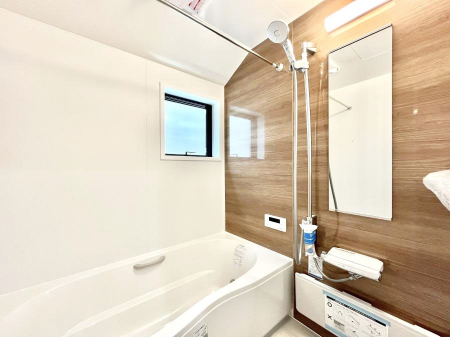 �����@�����`Bath Room�`�@�������������͋C�̗����Ŗ����Ɍ����ă��t���b�V���B���������@�\���t���Ă���̂ŗׂ̐���@�u����Ő􂢏オ�������󕨂��A�J�̓����V�C���C�ɂ������������邱�Ƃ��\�ł��B