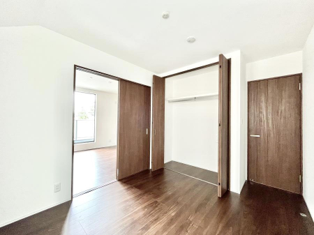 �Q���@�����`Bed Room�`  �S�����ɂ͎��[�N���[�[�b�g�������I���i�g���̂��m���⏬���͂������A�G�ߕ��̂��m���Ȃǂ���������Ɛ������ڂ����܂������܂��B  ������Ԃ��L���g�p�ł��܂��ˁB