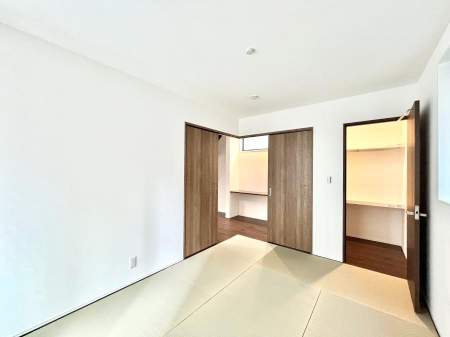 ���̑����ρ@�����`Japanese Room�`�@LDK�אڂ̘a���́A�A�C���������Ȃǉ��l�̉Ǝ��X�y�[�X�Ƃ��āA�܂������Ȃ��q�l�̂��邲�ƒ�ł͂����Q�₨�ނւ��̏�Ƃ��Ă����p���������܂��B