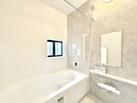 �����@������B�������`Bath Room�`�@����L�΂��ē������邱�Ƃ��\�I����̔�������M�d�ȃo�X�^�C���ł��B���q�l�Ƃ��ꏏ�ł��\���ȍL���Ȃ̂ŁA���r���O�Ƃ͈�����Ƒ��c�R�̂ЂƎ������y���݂��������܂��B