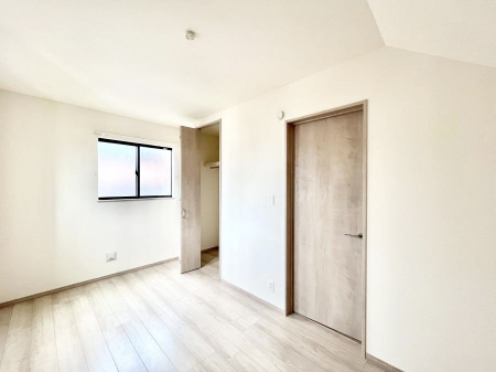 �Q���@������B�������`Bed Room�`�@�}���V�����ƈႢ�������������̂��ˌ��Ẵ����b�g�ł��B���Ƒ������������ƂŎ苷�Ɋ����Ă����Z�܂����ˌ��Ăł͊e�����v���C�o�V�[��ۂ��Ƃ��ł��܂��B
