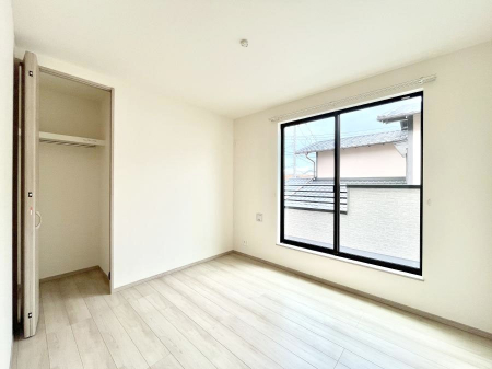 �q�������@������B�������`Bed Room�`�@�q�������͂��q�l�ɂƂ��đ�Ϗd�Ȗ���������܂��B�q����l�ŉ߂�����Ԃ�^���邱�ƂŁA�h���׋����Ԃ����R�Ƒ����܂����畔���̕Еt����|���Ȃǂ��������ƂɌq����܂��B