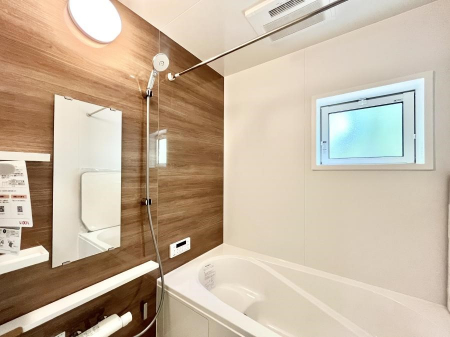 �����@�����`Bath Room�`�@�������������͋C�̗����Ŗ����Ɍ����ă��t���b�V���B���������@�\���t���Ă���̂ŗׂ̐���@�u����Ő􂢏オ�������󕨂��A�J�̓����V�C���C�ɂ������������邱�Ƃ��\�ł��B