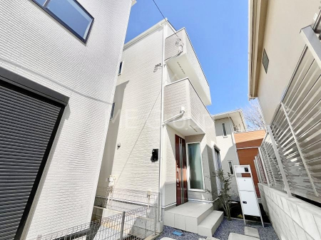 ���n�O�ώʐ^�@�������ꂽ�O�ρA�㎿�ȏZ��Ԃ��L���鎺���͉i�����S���ĉ߂�����Z���ł��B 