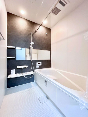 �����@�����`Bath Room�`�@�������������͋C�̗����Ŗ����Ɍ����ă��t���b�V���B���������@�\���t���Ă���̂ŗׂ̐���@�u����Ő􂢏オ�������󕨂��A�J�̓����V�C���C�ɂ������������邱�Ƃ��\�ł��B