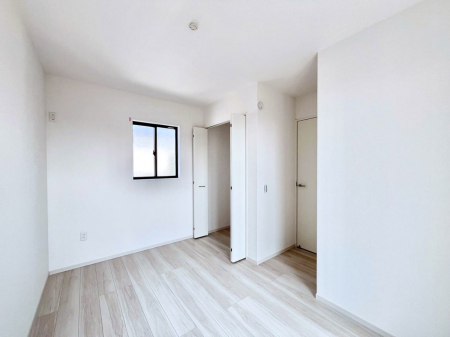 �q�������@�����`Bed Room�`  �S�����ɂ͎��[�N���[�[�b�g�������I���i�g���̂��m���⏬���͂������A�G�ߕ��̂��m���Ȃǂ���������Ɛ������ڂ����܂������܂��B  ������Ԃ��L���g�p�ł��܂��ˁB