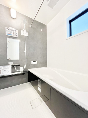 �����@���������̂���_�[�N�J���[����ɂ����o�X���[����1���̔������t���b�V���I