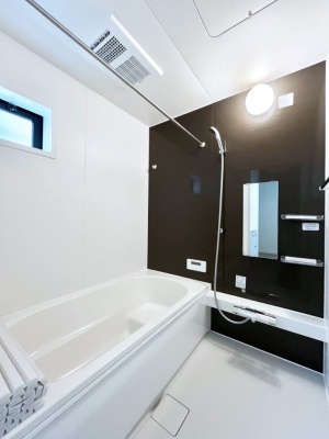 �����@�����`Bath Room�`�@�������������͋C�̗����Ŗ����Ɍ����ă��t���b�V���B���������@�\���t���Ă���̂ŗׂ̐���@�u����Ő􂢏オ�������󕨂��A�J�̓����V�C���C�ɂ������������邱�Ƃ��\�ł��B