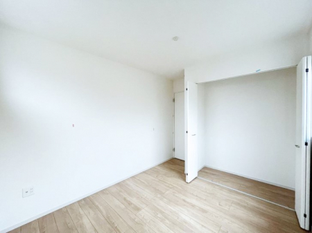�q�������@�����`Bed Room�`�@�q�������͂��q�l�ɂƂ��đ�Ϗd�Ȗ���������܂��B�q����l�ŉ߂�����Ԃ�^���邱�ƂŁA�h���׋����Ԃ����R�Ƒ����܂����畔���̕Еt����|���Ȃǂ��������ƂɌq����܂��B