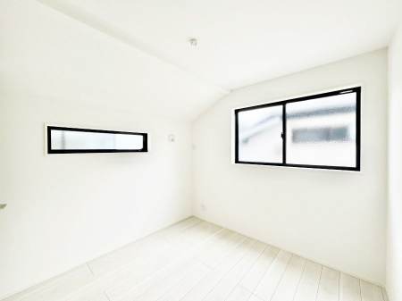 �q�������@�����`Bed Room�`�@�q�������͂��q�l�ɂƂ��đ�Ϗd�Ȗ���������܂��B�q����l�ŉ߂�����Ԃ�^���邱�ƂŁA�h���׋����Ԃ����R�Ƒ����܂����畔���̕Еt����|���Ȃǂ��������ƂɌq����܂��B