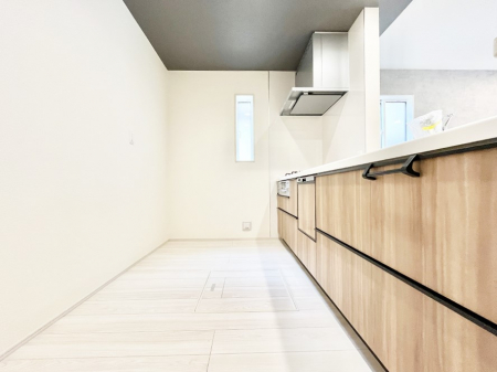 �L�b�`���@�u�₩�ȕ����ʂ蔲����L�b�`���B��������̂Ŗ��邭���C�ɂ��𗧂��܂��B