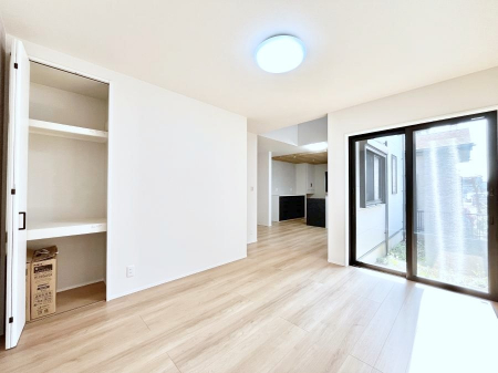 ���r���O�@���邢�z���������A�����̕��͋C�ɖ�������郊�r���O�E�_�C�j���O�B 