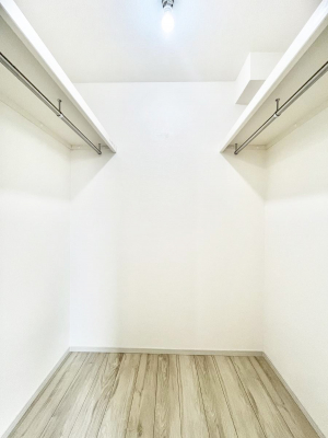 ���̑��@�����`Walk-in Closet�`�@�K�v�Ȃ��̂�R�[�f�B�l�[�g���ꗗ���Ċm�F�ł��A�g�x�x�⏀�����Z���ԂōςރE�H�[�N�C���N���[�[�b�g��ݒu���܂����B�Ƃ̒�����������Ƃ�����֗��Ȏ��[�X�y�[�X�ł��B