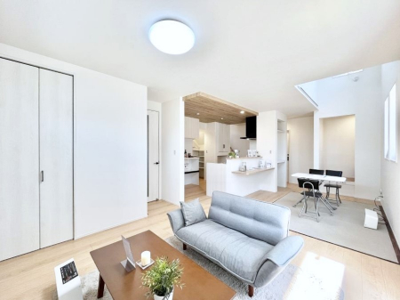 ���r���O�@�Ƒ��̘a�₩�ȉ�b���������Ă������B�J�����̂��郊�r���O�ł�