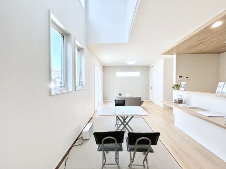 ���r���O�@���r���O�㕔�ɂ͐��������̗p�B���邢�z���ɕ�܂���ԂŉƑ��c���I