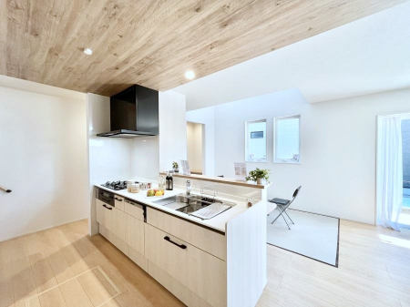 �L�b�`���@���r���O�ŗV�Ԃ��q�l�������Ȃ��炨�������ł���ΖʃL�b�`���B  