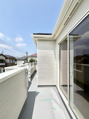 �o���R�j�[�@�����`Balcony�`�@������̃o���R�j�[�̑O�ɂ͉_�ȊO�ɑ��z���Ղ���̂�����܂���B�����󕨂������₷���A����薾�邭�C�����̂������������Ă��܂��B�g���₷���J���I�ȃo���R�j�[�ł���