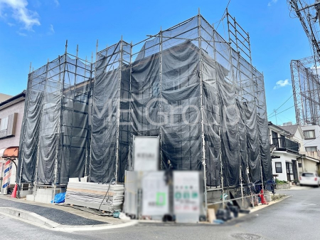 ���n�O�ώʐ^�@�O�ρ`Exterior�`  �ՐÂȏZ��n�Ŏq��ĉƑ��Ƀs�b�^���B  �����̂��U�������K�ȗ΂Ɍb�܂ꂽ�G���A�ŁA���R�ɕ�܂ꂽ���₩�ȕ�炵���������邽�߂́A��Ƃ肠��Z���������Ă��܂��B