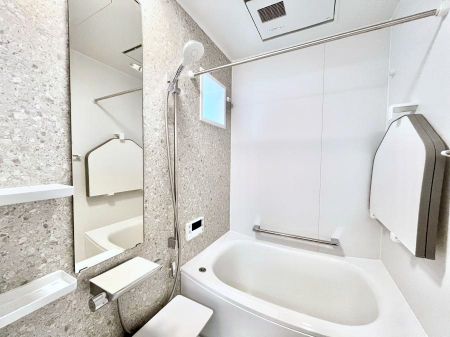 �����@�����`Bath Room�`�@�������������͋C�̗����Ŗ����Ɍ����ă��t���b�V���B���������@�\���t���Ă���̂ŗׂ̐���@�u����Ő􂢏オ�������󕨂��A�J�̓����V�C���C�ɂ������������邱�Ƃ��\�ł��B