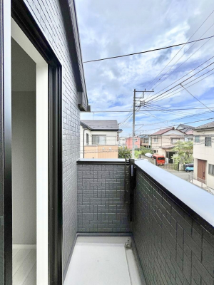 �o���R�j�[�@�����`Balcony�`  �傫�ȋ�Ɉ͂܂ꂽ�C�����̂����ƁB  �o���R�j�[��`�������ň��|�I�ȊJ�����ɕ�܂�܂��B  �o���R�j�[�͗z���������݂��z�c����󕨂��C�����悭�������Ƃ��ł��܂��B