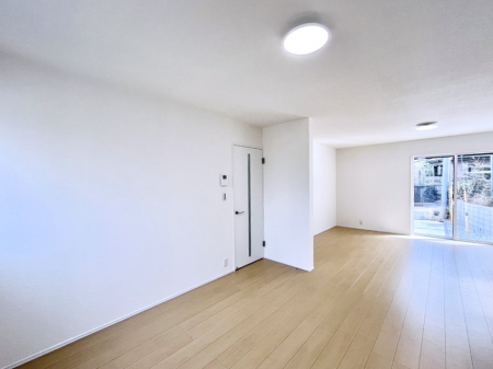 ���r���O�@���邢�z���������A�����̕��͋C�ɖ�������郊�r���O�E�_�C�j���O�B 