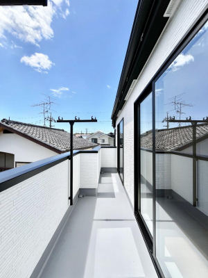 �o���R�j�[�@�������Q�������`Balcony�`�@�傫�ȋ�Ɉ͂܂ꂽ�C�����̂����ƁB�o���R�j�[��`�������ň��|�I�ȊJ�����ɕ�܂�܂��B�o���R�j�[�͗z���������݂��z�c����󕨂��C�����悭�������Ƃ��ł��܂��B
