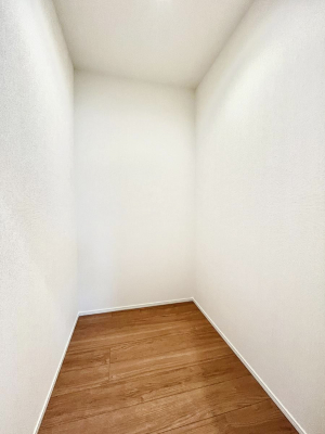 ���̑��@�������Q�������`Walk-in Closet�`�@��������̗m���������Ă��V���ɂȂ�ɂ����E�H�[�N�C���N���[�[�b�g�B�m���ȊO�ɂ��A���i�g��Ȃ��Ɠd��X�[�c�P�[�X�A�X�g�b�N�i�Ȃǉ��ł��Еt����������Ԃł��B