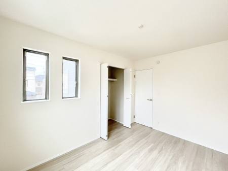 �Q���@�����`Bed Room�`  �S�����ɂ͎��[�N���[�[�b�g�������I���i�g���̂��m���⏬���͂������A�G�ߕ��̂��m���Ȃǂ���������Ɛ������ڂ����܂������܂��B  ������Ԃ��L���g�p�ł��܂��ˁB