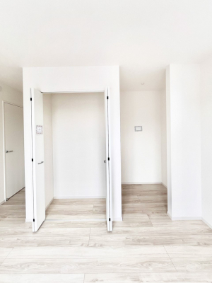 ���[�@�����`Walk-in Closet�`�@�K�v�Ȃ��̂�R�[�f�B�l�[�g���ꗗ���Ċm�F�ł��A�g�x�x�⏀�����Z���ԂōςރE�H�[�N�C���N���[�[�b�g��ݒu���܂����B�Ƃ̒�����������Ƃ�����֗��Ȏ��[�X�y�[�X�ł��B