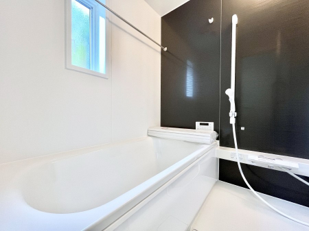 �����@�������Q�������`Bath Room�`�@���t���̃o�X���[���́A�̌������薾�邭�C�����̗ǂ���Ԃł��B�������邱�ƂŁA���C�����ǍD�B������芰����o�X���[���ŁA�����̃o�X�^�C�����y���݂ɂȂ肻���ł��B