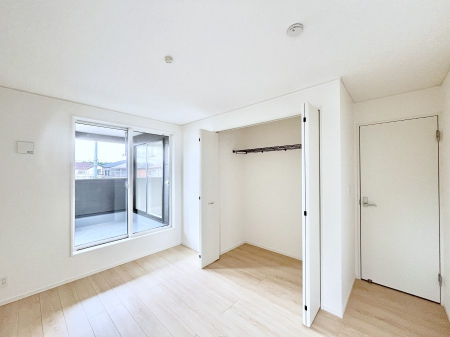 �Q���@�������Q�������`Bed Room�`  �S�����ɂ͎��[�N���[�[�b�g�������I���i�g���̂��m���⏬���͂������A�G�ߕ��̂��m���Ȃǂ���������Ɛ������ڂ����܂������܂��B  ������Ԃ��L���g�p�ł��܂��ˁB