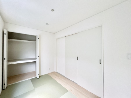 ���̑����ρ@�������Q�������`Japanese Room�`�@LDK�אڂ̘a���́A�A�C���������Ȃǉ��l�̉Ǝ��X�y�[�X�Ƃ��āA�܂������Ȃ��q�l�̂��邲�ƒ�ł͂����Q�₨�ނւ��̏�Ƃ��Ă����p���������܂��B