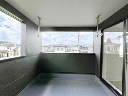 �o���R�j�[�@�������Q�������`Balcony�`�@�C���i�[�o���R�j�[�͐��󕨂������X�y�[�X�Ƃ��ċ}�ȉJ�Ő��󕨂��G��Ă��܂��̂�h���ł���܂����`�F�A�ł��낢����A�Ăɂ͎�����C�ɂ����r�j�[���v�[�����y���߂܂��ˁ�
