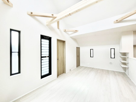 ���r���O�@�傫�ȑ����炽���Ղ�̗z���ƕ����������郊�r���O