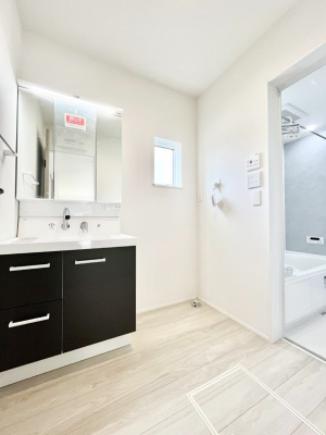 ���̑��@�����`Dressing Room�`  ����������F�����œ��ꂳ��Ă���ƁA�X�b�L���Ɛ�������ۂ������܂��B  ���̗��ɂ͂����Ղ�Ǝ��[�X�y�[�X��W�������I  �����́A�V���v�����@�\�����d�����āB