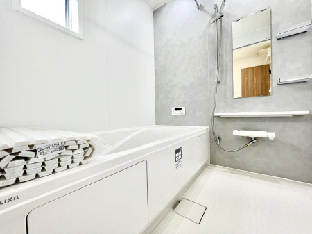 �����@�����`Bath Room�`�@�������Ƒ���L�΂��ē������邱�Ƃ��\�I����̔�������M�d�ȃo�X�^�C���ł��B���q�l�Ƃ��ꏏ�ł��\���ȍL���Ȃ̂ŁA���r���O�Ƃ͈�����Ƒ��c�R�̂ЂƎ������y���݂��������܂��B