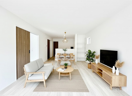 ���r���O�@�����`Living�`�@�Ƒ��̉�b��Ί炪�s���������r���O�ł��B�q���������Ă�p�����Ȃ���A�傫�ȃ\�t�@��_�C�j���O�e�[�u���ł������H���������肭�났�����􂻂�Ȗ������������Ԃł��I���Ƌ��CG�ł�