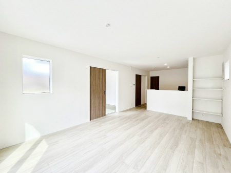 ���r���O�@�����`Living�`�@�Ƒ��̐H����c���̂ق��A�q�ǂ���V�΂�����A�F�l���������肷��LDK�͏Z�܂��̒��S�B�����ԉ߂����ꏊ������A���̋�Ԃ͏Z�܂��S�̂̋��S�n�����E���܂��B