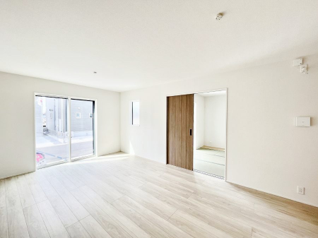 ���̑����ρ@�����`Living�`�@�O���̗��Ȃ��V���v���ł�������LDK�B�傫�ȑ�������������������ނ̂Ŏ��������邭�A�Ƒ��̌e���̏�Ƃ��ăs�b�^���ł��B�J�����Ɠ�������̗ǂ��𐥔񂲗����������I