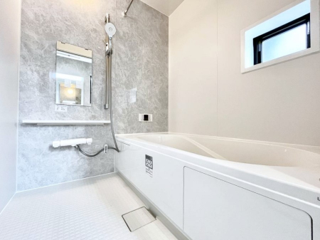 �����@�������P�������`Bath Room�`�@���t���̃o�X���[���́A�̌������薾�邭�C�����̗ǂ���Ԃł��B�������邱�ƂŁA���C�����ǍD�B������芰����o�X���[���ŁA�����̃o�X�^�C�����y���݂ɂȂ肻���ł��B
