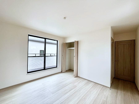 �Q���@�������P�������`Bed Room�`�@�u��������������l�v�Ƃ��v�w�ł�����肭�낰��Q���B�����̉Ǝ��₨�d���ɔ�ꂽ���̓t�J�t�J�̃x�b�g�Ŗ�����Ă��������B�{�I�������Ă����K�ȍL����������