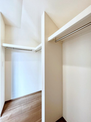 ���̑��@������C�������`Walk-in Closet�`�@��������̗m���������Ă��V���ɂȂ�ɂ����E�H�[�N�C���N���[�[�b�g�B�m���ȊO�ɂ��A���i�g��Ȃ��Ɠd��X�[�c�P�[�X�A�X�g�b�N�i�Ȃǉ��ł��Еt����������Ԃł��B