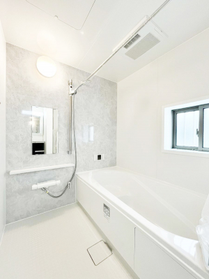 �����@�����`Bath Room�`�@�������Ƒ���L�΂��ē������邱�Ƃ��\�I����̔�������M�d�ȃo�X�^�C���ł��B���q�l�Ƃ��ꏏ�ł��\���ȍL���Ȃ̂ŁA���r���O�Ƃ͈�����Ƒ��c�R�̂ЂƎ������y���݂��������܂��B