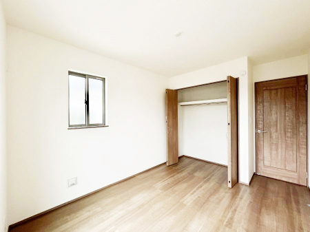 �Q���@�����`Bed Room�`  �S�����ɂ͎��[�N���[�[�b�g�������I���i�g���̂��m���⏬���͂������A�G�ߕ��̂��m���Ȃǂ���������Ɛ������ڂ����܂������܂��B  ������Ԃ��L���g�p�ł��܂��ˁB